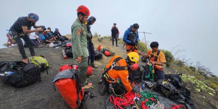 Brazilian tourist who fell from ridge of Indonesian volcano found dead